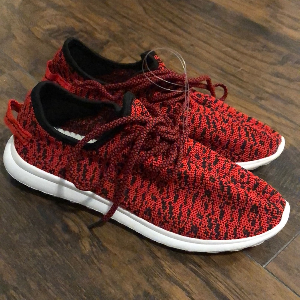Stretch fashion sneaker